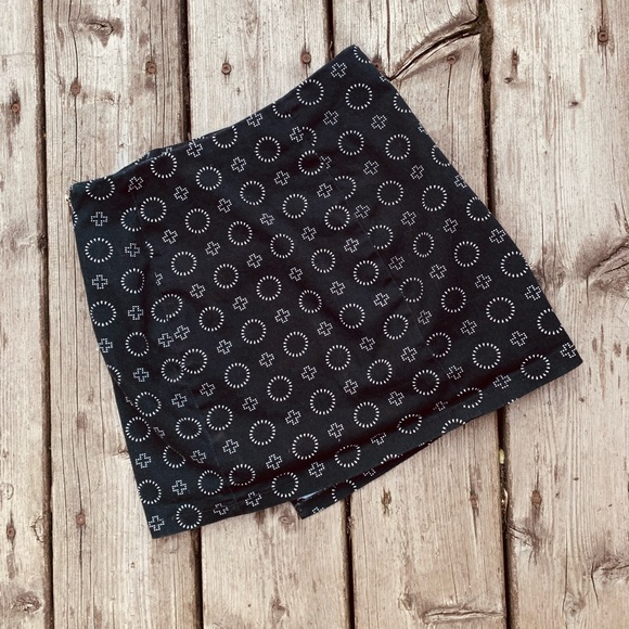 ✨FREE ADD-ON✨ H&M Asymmetrical Mini Skirt - Picture 3 of 3